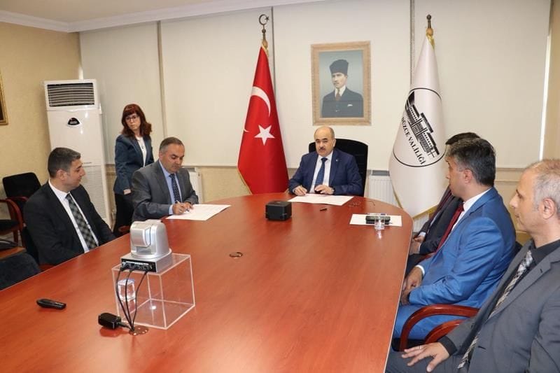 BAŞKAN AY’DAN MİNİK KULAÇLARA DESTEK