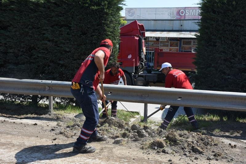 D 100 ÜZERİNDE RAFÜJ BAKIMI YAPILIYOR