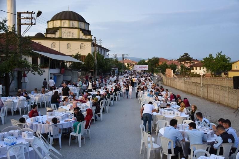MAHALLE İFTARINDA GÖNÜLLER BİRLEŞTİ