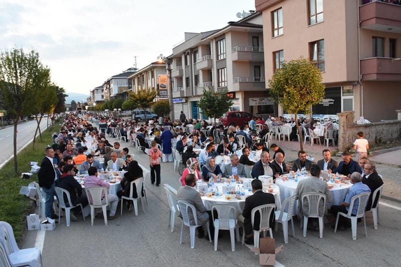 BİRLİKTE ORUÇ AÇTILAR