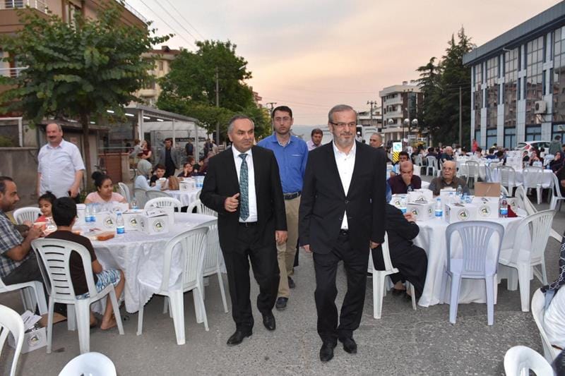 UZUNMUSTAFA SAKİNLERİ İLE ORUCUNU AÇTI