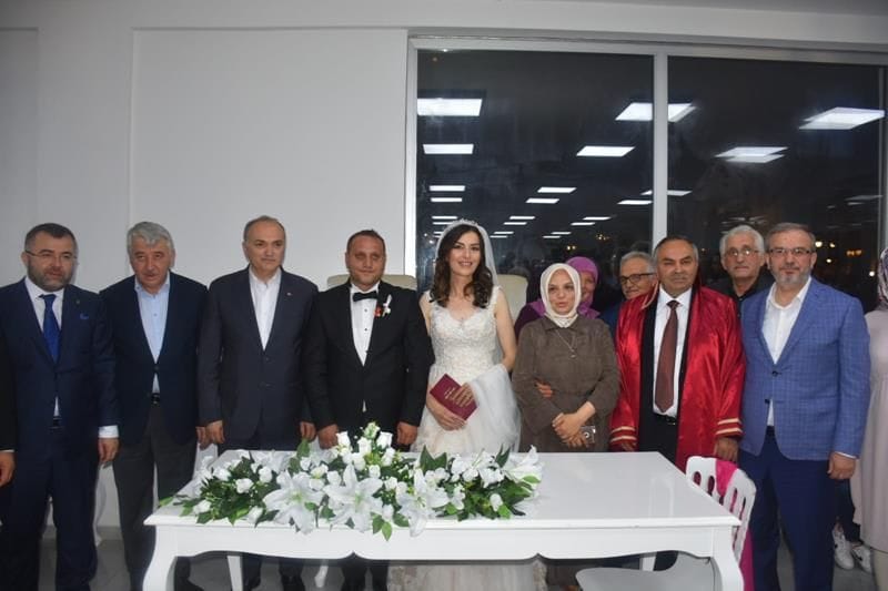 İLK NİKAHI BAŞKAN AY KIYDI