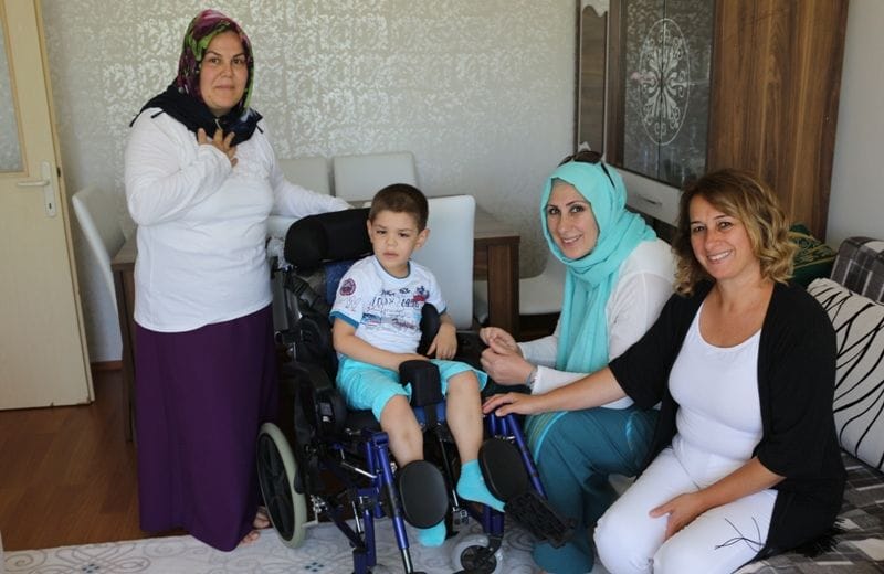 ÖZEL SANDALYESİNE KAVUŞTU