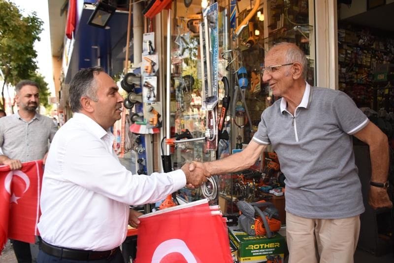 VATANDAŞLARA TÜRK BAYRAĞI DAĞITTI
