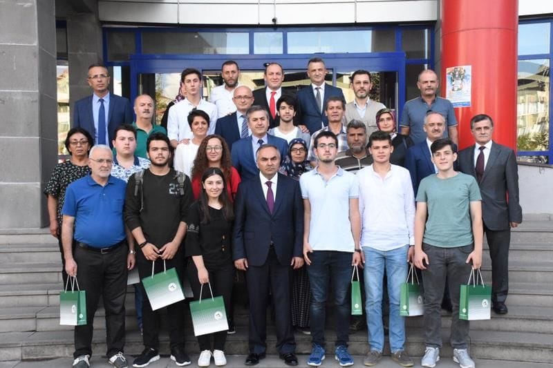 DERECEYE GİREN ÖĞRENCİLERİ TEBRİK ETTİ