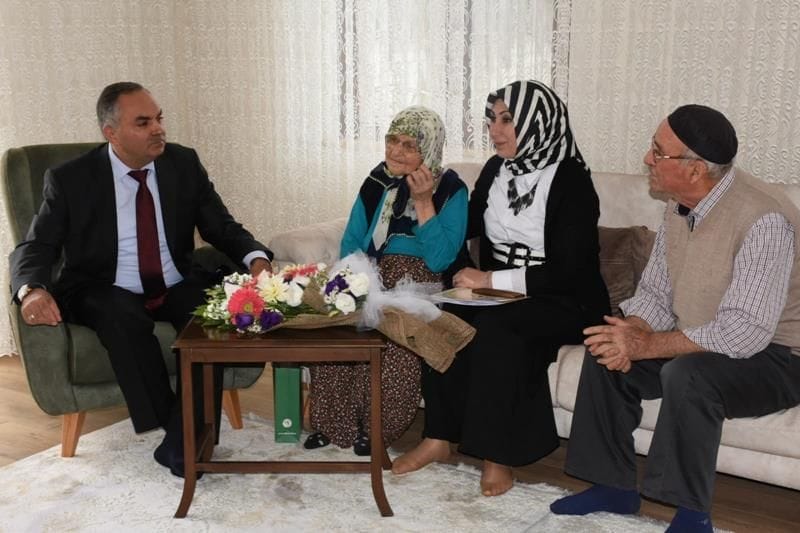 “YAŞLILARIMIZ BAŞIMIZIN TACIDIR”