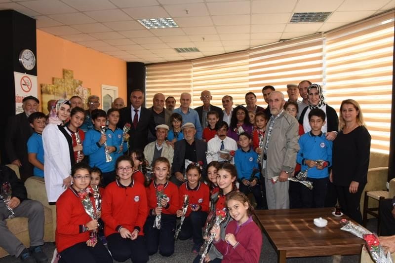 60+ YAŞAM MERKEZİ İKİ NESİLE EV SAHİPLİĞİ YAPTI