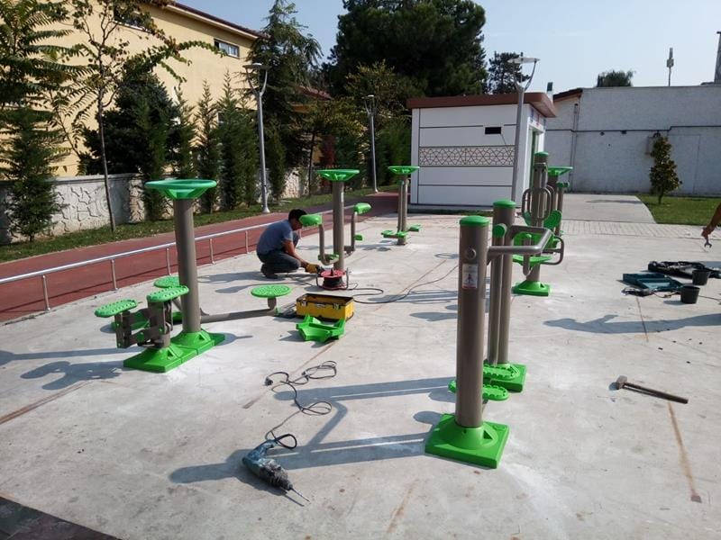 SAĞLIKLI YAŞAM İÇİN SPOR ALETLERİ MONTE EDİLDİ