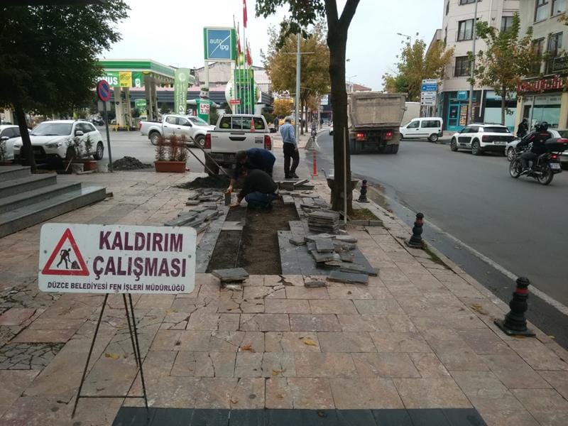 KALDIRIM ÇALIŞMALARI HIZ KESMEDEN DEVAM EDİYOR