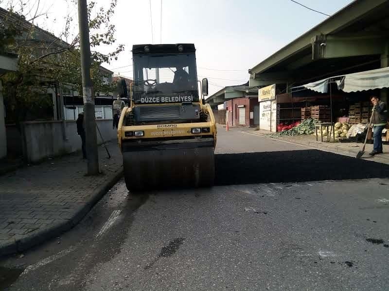 MUHTELİF MAHALLELERDE ASFALT YAMA SÜRÜYOR