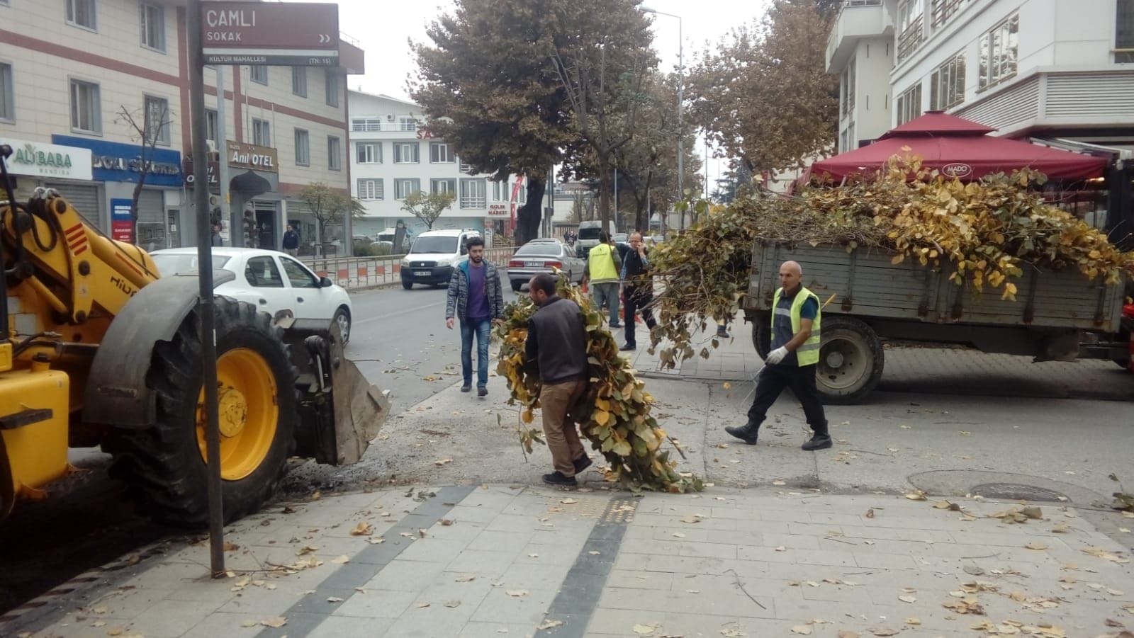 PARK VE BAHÇELER EKİPLERİ HASTANE CADDESİNDE