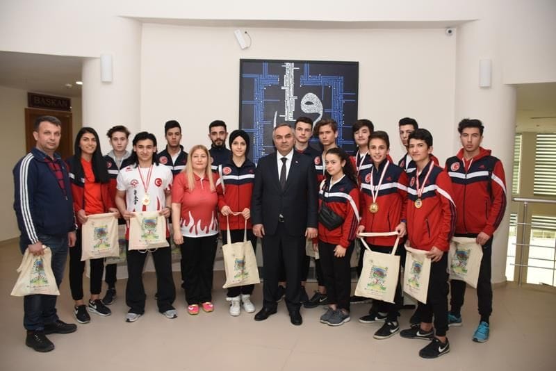ŞAMPİYON SPORCULARDAN BAŞKANA ZİYARET