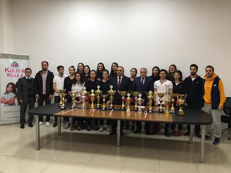 KUPALARINI BAŞKAN AY’DAN ALDILAR