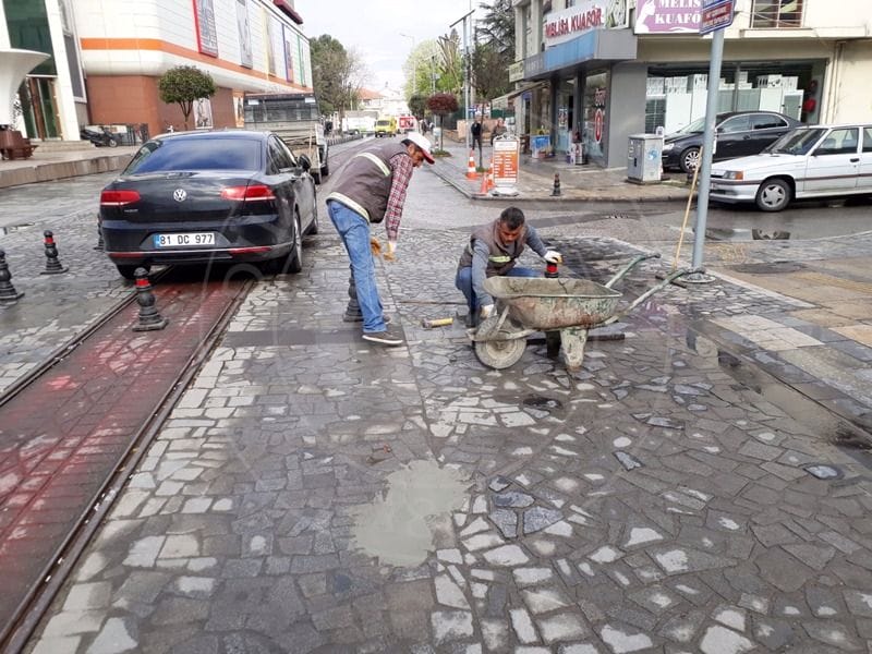 PARKE TAŞI DÖŞEME ÇALIŞMALARI DEVAM EDİYOR