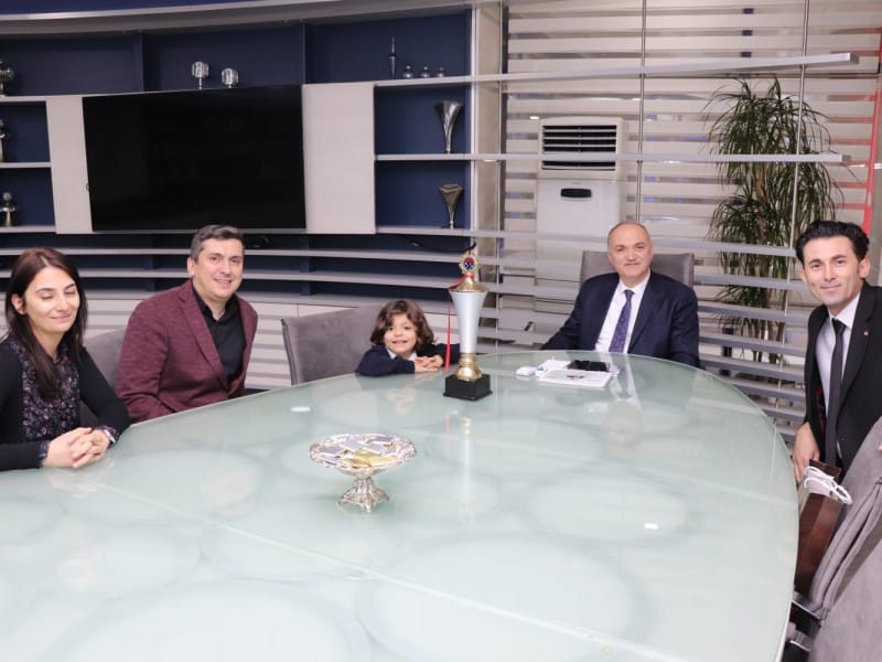 ŞAMPİYONLAR BAŞKAN ÖZLÜ'YÜ ZİYARET ETTİ
