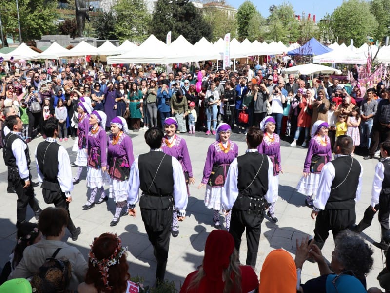 EN RENKLİ FESTİVAL İLGİ ODAĞI OLDU