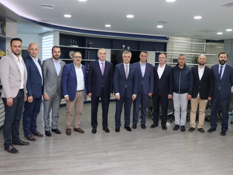 MİSAFİRLERİNİ MAKAMINDA AĞIRLADI