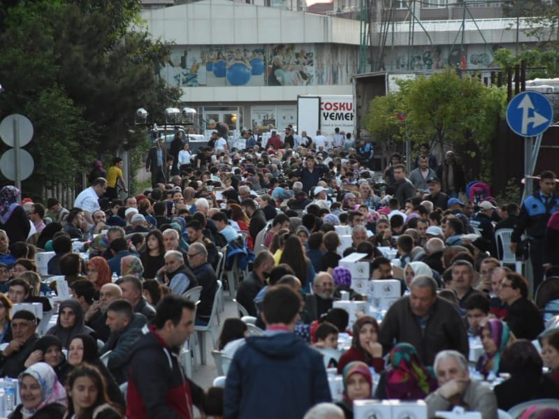EN KALABALIK SOFRALARDAN BİRİ OLDU