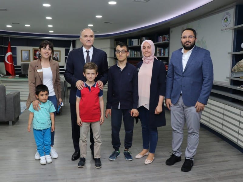ÖZEL ÇOCUKLARDAN BAŞKAN ÖZLÜYE ZİYARET