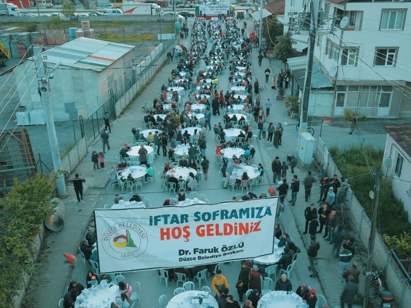 DÜZCE BELEDİYESİ İFTAR SOFRALARI KURMAYA DEVAM EDİYOR