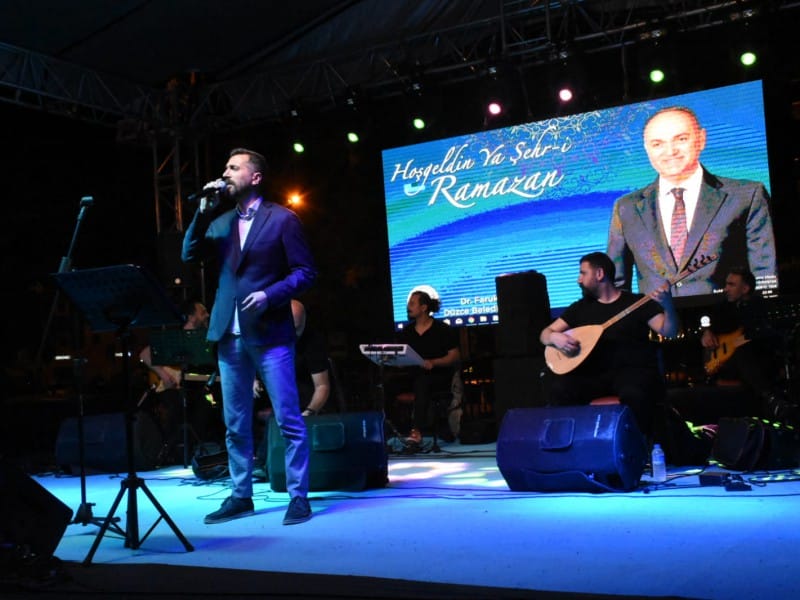 RAMAZAN SOKAĞINDA İLAHİ RÜZGÂRI