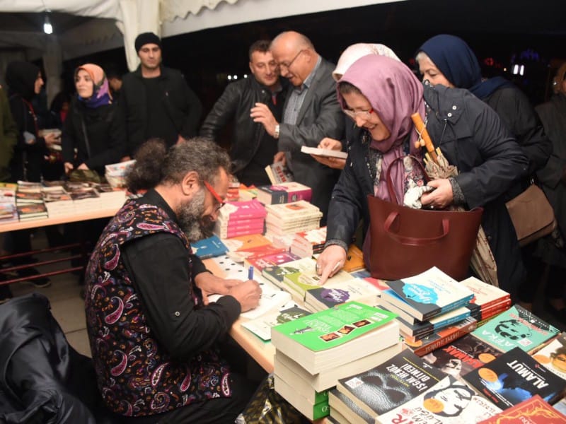 SİNAN YAĞMUR OKURLARI İLE BULUŞTU
