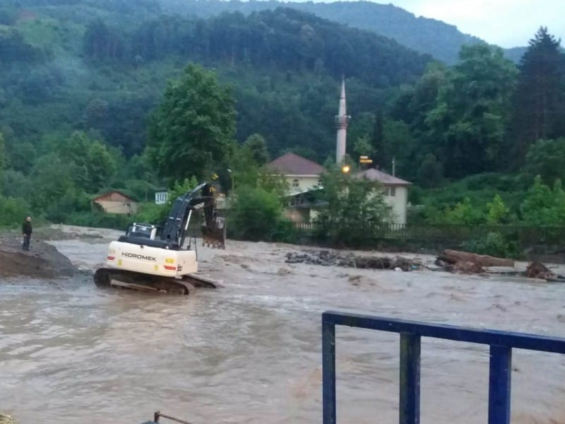 YOĞUN YAĞIŞ EKİPLERİ SEFERBER ETTİ