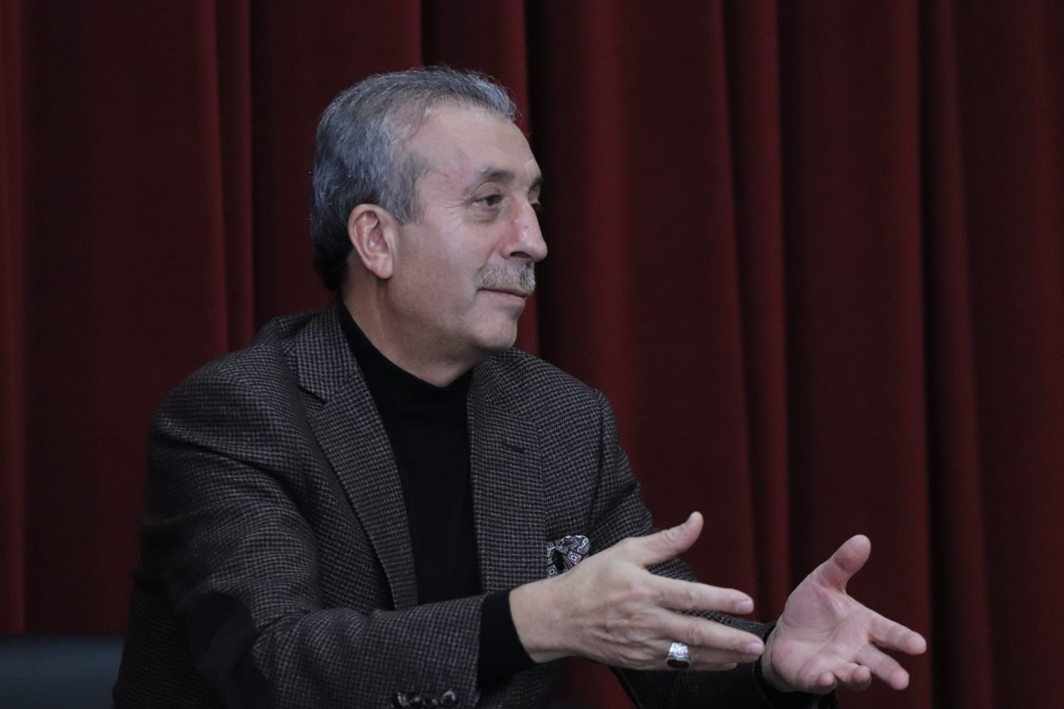TÜRK MİLLETİ TARİHİNİ İYİ BİLMELİDİR