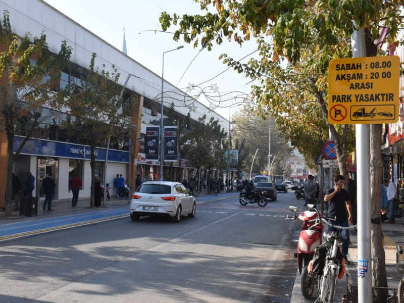 İSTANBUL CADDESİNDE PARK YASAĞI BAŞLADI