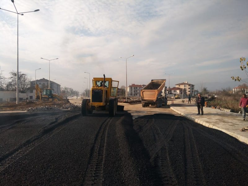 REVİZE EDİLEN KAVŞAKTA ASFALT ÇALIŞMASI