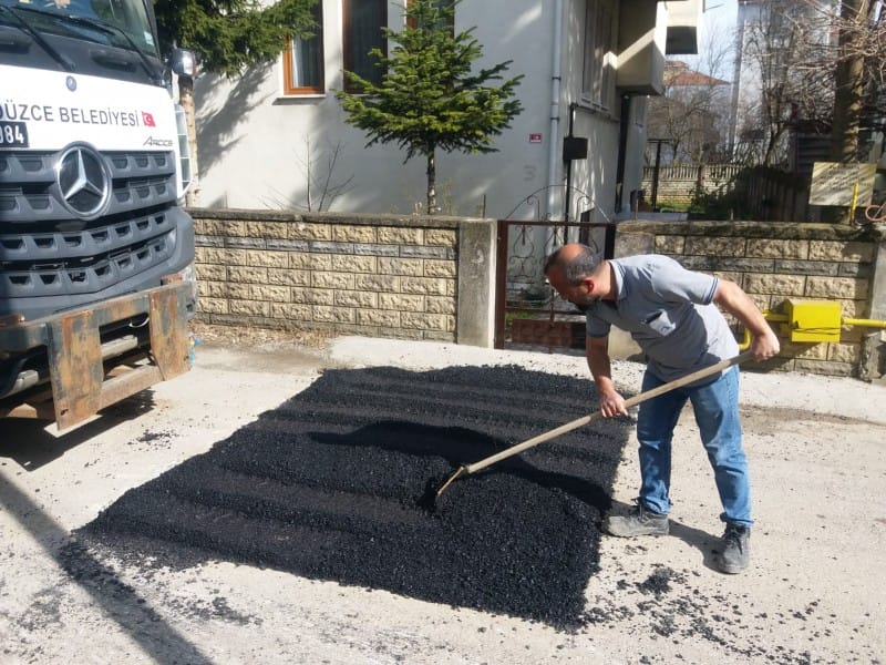 BOZUK YOL VE ÇUKURLAR ONARILIYOR