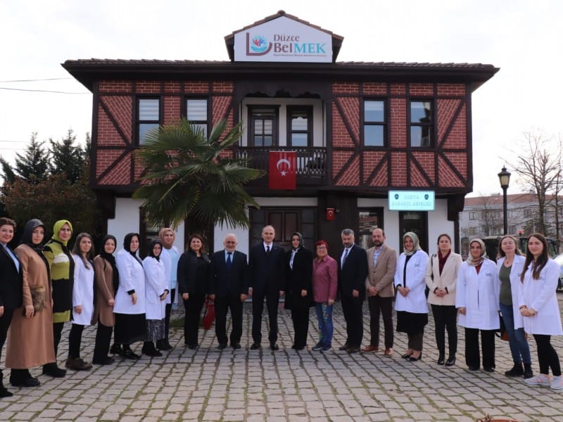 HEDİYELERİNİ BAŞKAN ÖZLÜDEN ALDILAR