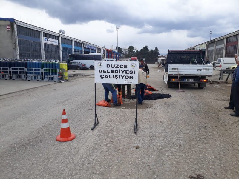 KSS'DE GÖÇÜK VE ÇUKURLAR ONARILDI
