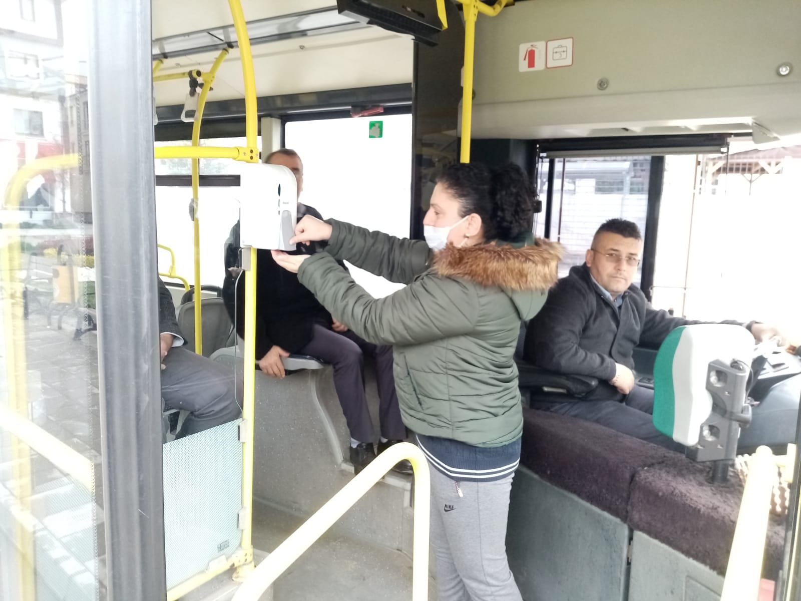 ÖZEL HALK OTOBÜSLERİNE DEZENFEKTAN KUTULARI YERLEŞTİRİLDİ