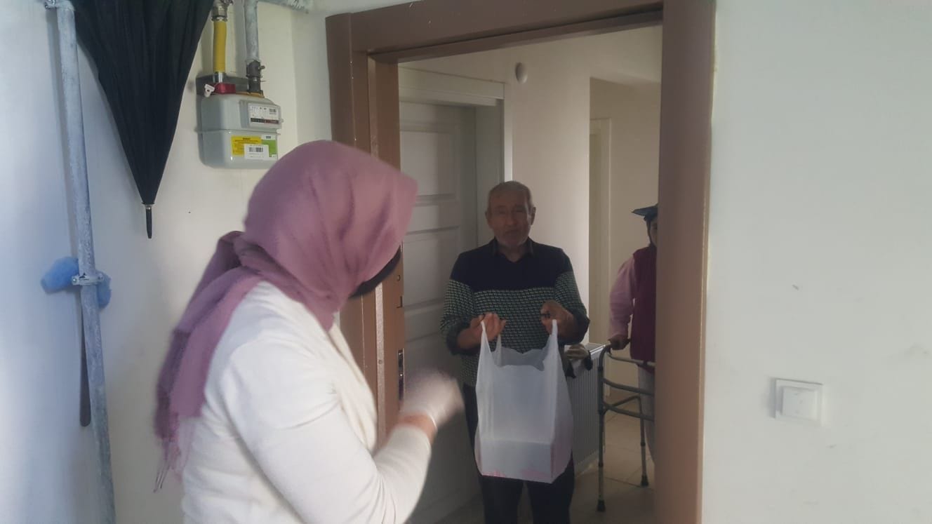 DÜZCE BELEDİYESİ EVDE BAKIM HİZMETİ ALANLARIN KALPLERİNE DE DOKUNUYOR