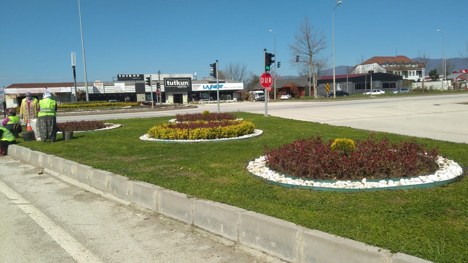 KAVŞAK VE REFÜJLERDE BAHAR HAZIRLIĞI