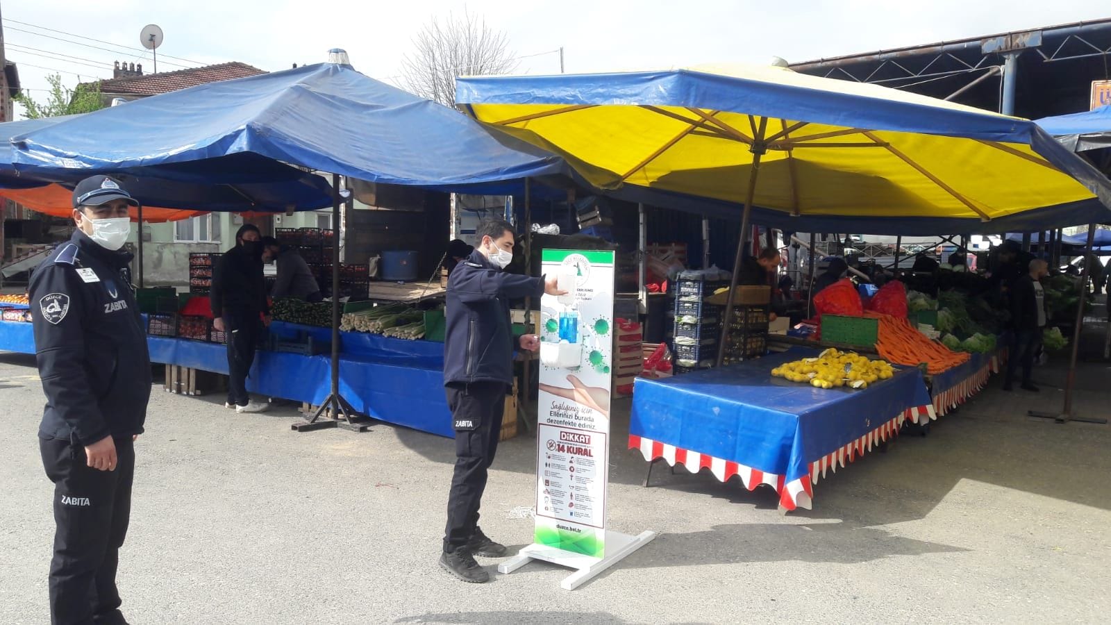 PAZAR YERLERİNE EL DEZENFENKTAN STANDLARI YERLEŞTİRİLDİ