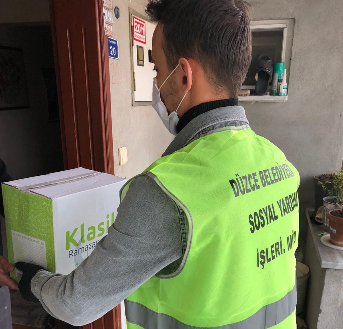 DÜZCE BELEDİYESİ’NDEN İHTİYAÇ SAHİBİ AİLELERE GIDA YARDIMI